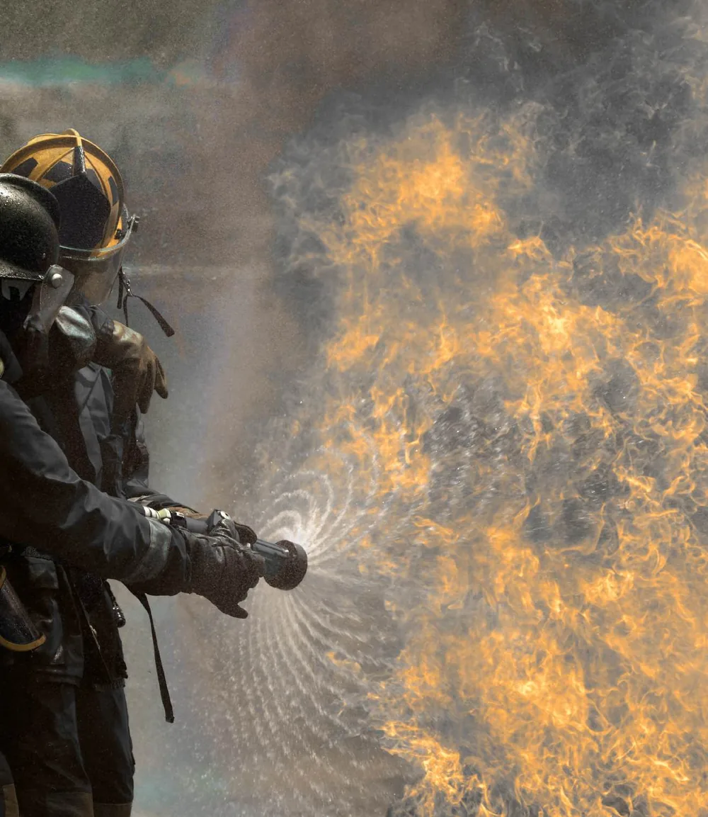 Brandbestrijder in actie bij een uitslaande brand